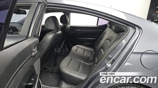 Hyundai AVANTE 2017 — фото 11