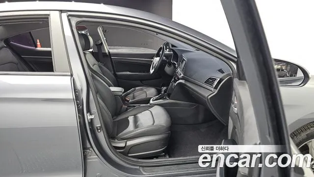 Hyundai AVANTE 2017 — фото 12