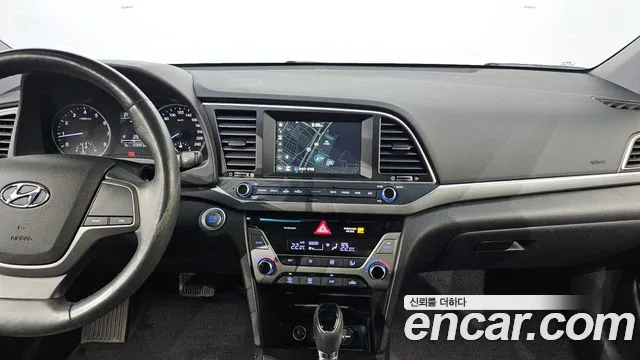 Hyundai AVANTE 2017 — фото 18