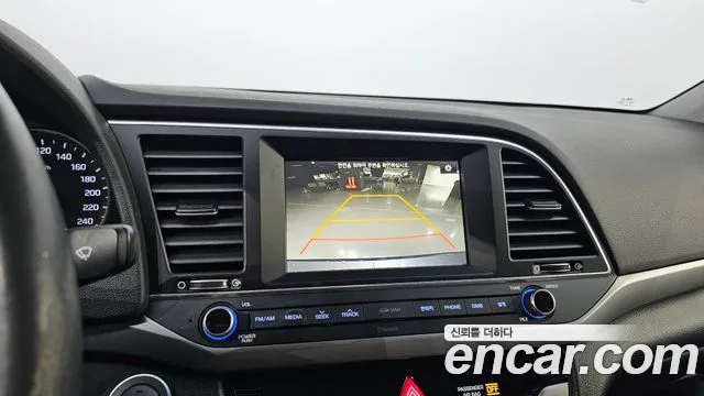 Hyundai AVANTE 2017 — фото 19