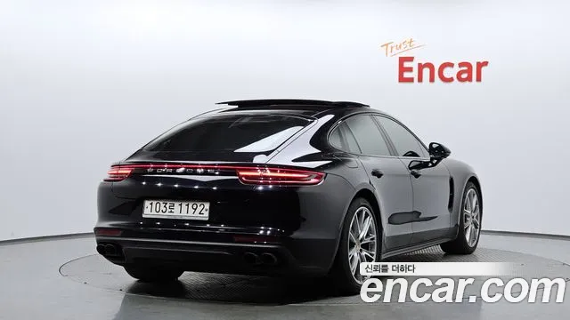 Porsche Panamera 2018 — фото 1