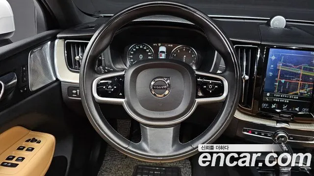 Volvo XC60 2019 — фото 12