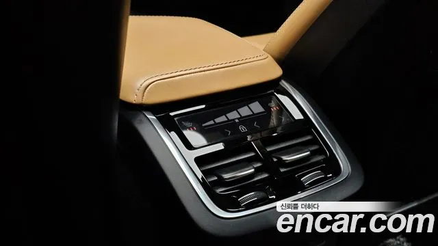 Volvo XC60 2019 — фото 18