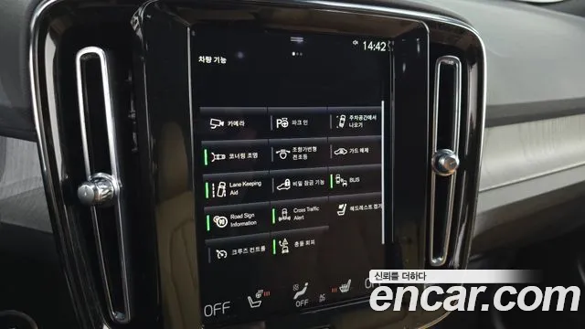 Volvo XC40 2021 — фото 16