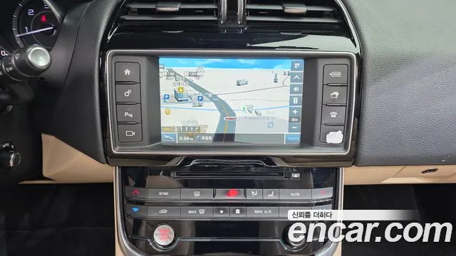 Jaguar XE 2016 — фото 15