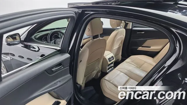 Jaguar XE 2016 — фото 17