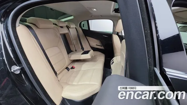Jaguar XE 2016 — фото 18