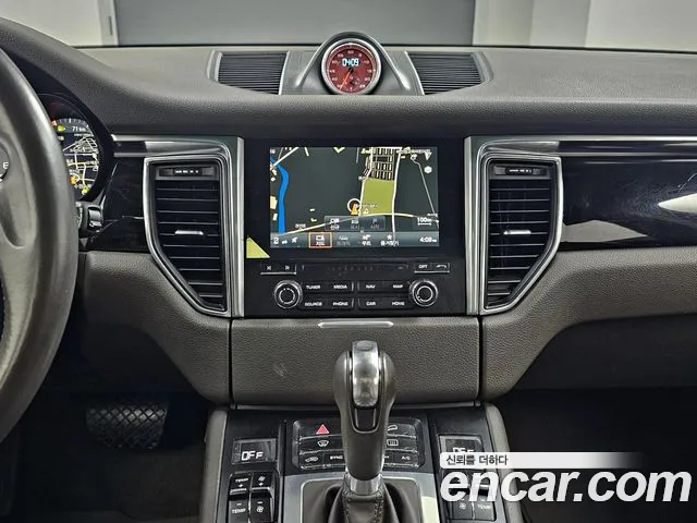 Porsche Macan 2017 — фото 17