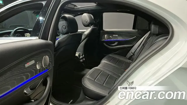 Mercedes-Benz E-Class 2022 — фото 13