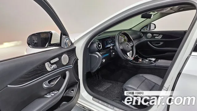 Mercedes-Benz E-Class 2017 — фото 11