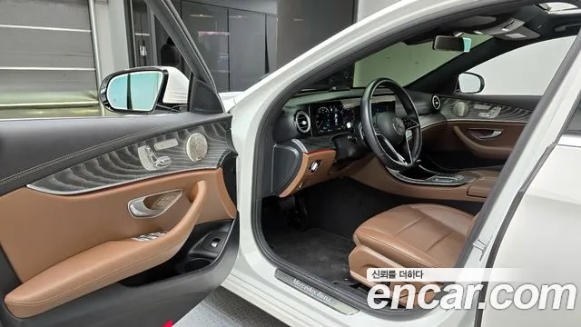 Mercedes-Benz E-Class 2022 — фото 11