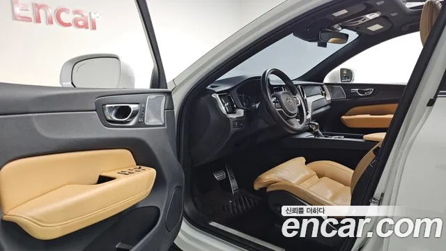 Volvo XC60 2019 — фото 10