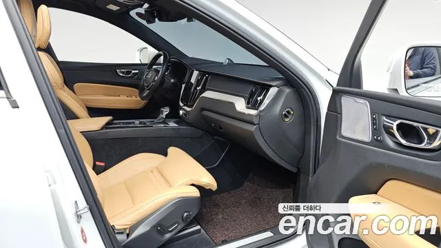 Volvo XC60 2019 — фото 11