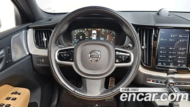 Volvo XC60 2019 — фото 13