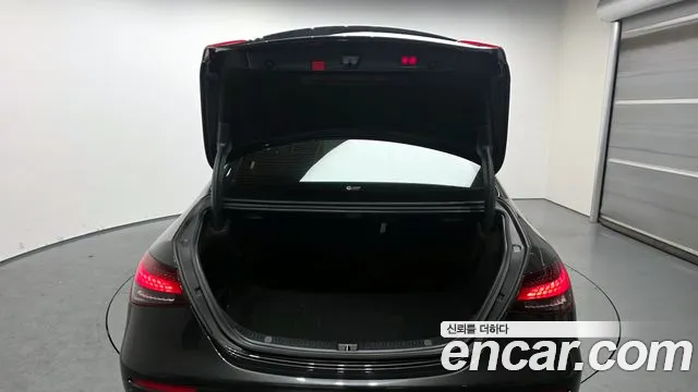 Mercedes-Benz E-Class 2022 — фото 20