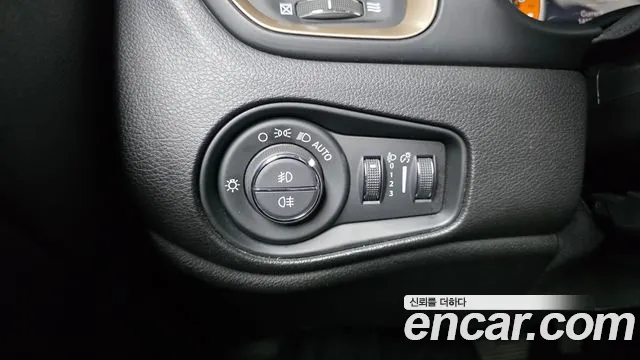 Jeep Renegade 2016 — фото 17