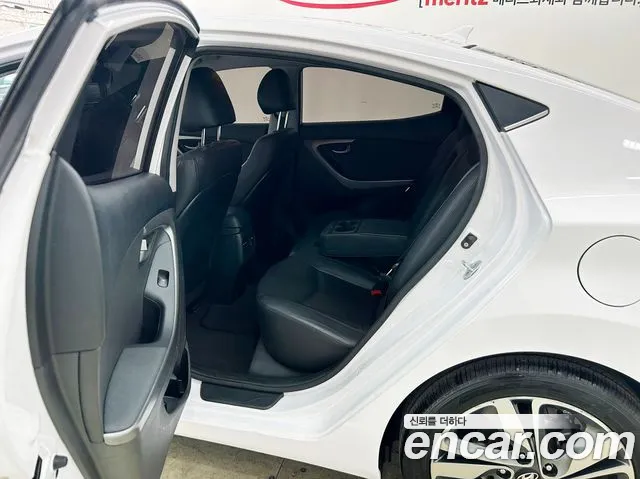 Hyundai AVANTE 2015 — фото 13