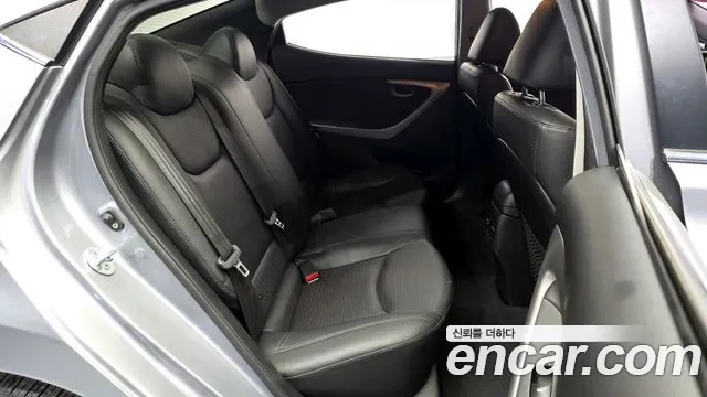 Hyundai AVANTE 2015 — фото 12