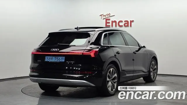Audi e-tron 2022 — фото 1