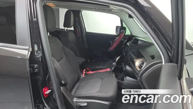 Jeep Renegade 2017 — фото 10