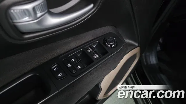 Jeep Renegade 2017 — фото 16