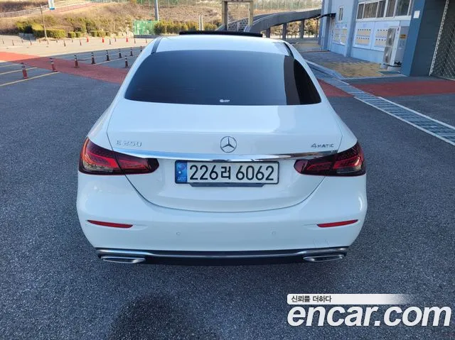 Mercedes-Benz E-Class 2022 — фото 4