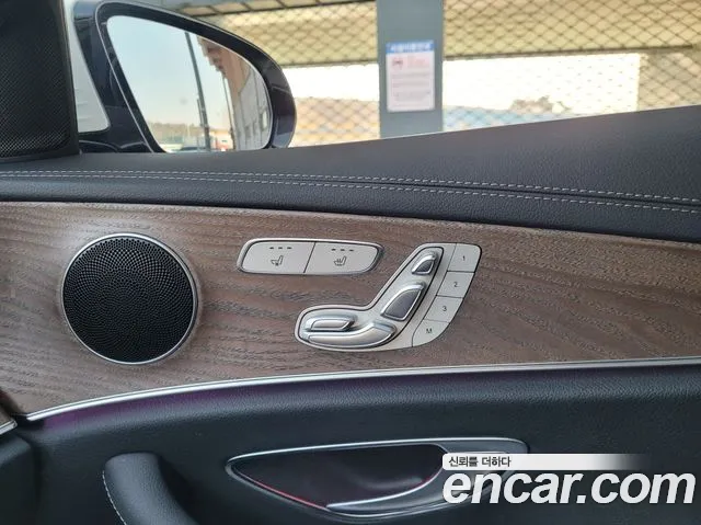 Mercedes-Benz E-Class 2022 — фото 15