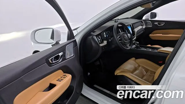 Volvo XC60 2019 — фото 10