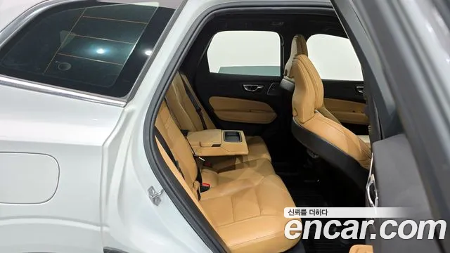 Volvo XC60 2019 — фото 12