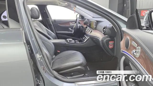 Mercedes-Benz E-Class 2017 — фото 10