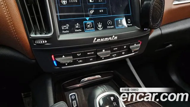 Maserati Levante 2017 — фото 15