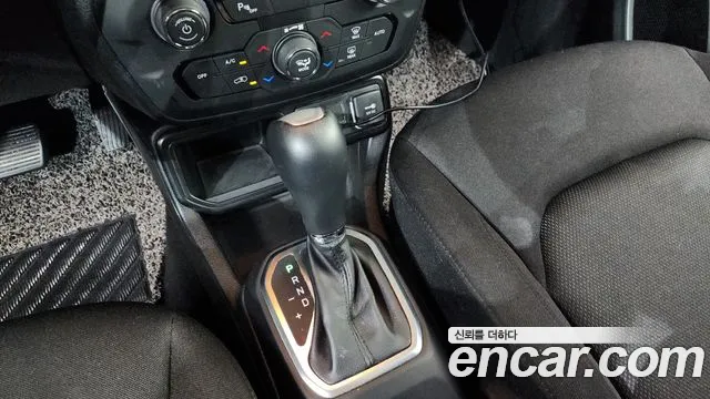 Jeep Renegade 2018 — фото 9