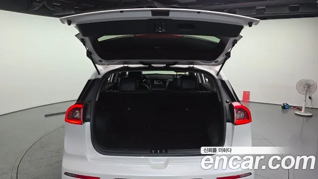Kia Niro 2017 — фото 20