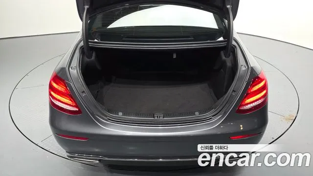Mercedes-Benz E-Class 2019 — фото 20