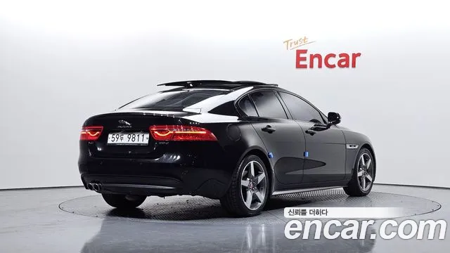 Jaguar XE 2018 — фото 2