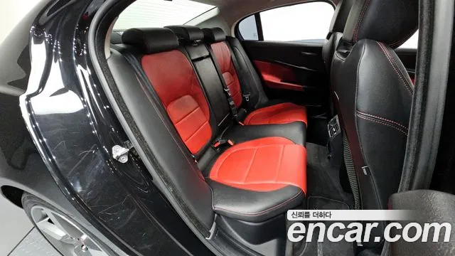Jaguar XE 2018 — фото 12