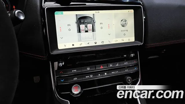 Jaguar XE 2018 — фото 15
