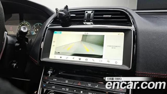 Jaguar XE 2018 — фото 16