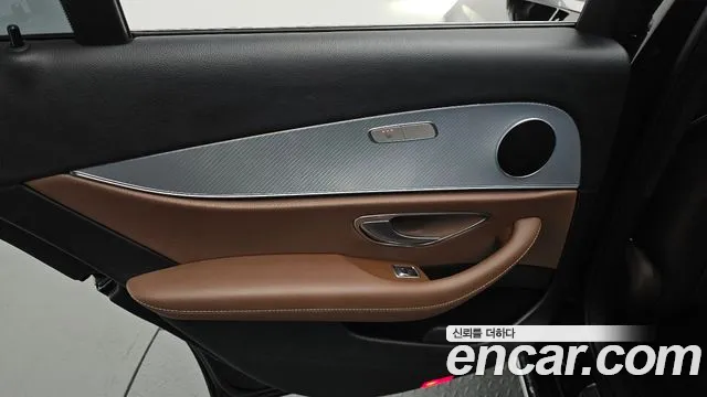Mercedes-Benz E-Class 2020 — фото 18