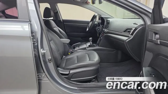 Hyundai AVANTE 2018 — фото 11