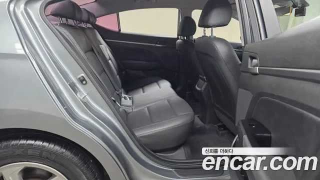 Hyundai AVANTE 2018 — фото 12