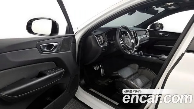 Volvo XC60 2021 — фото 10