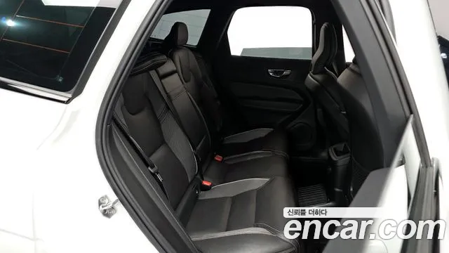 Volvo XC60 2021 — фото 12