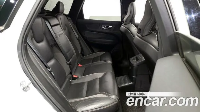 Volvo XC60 2021 — фото 12