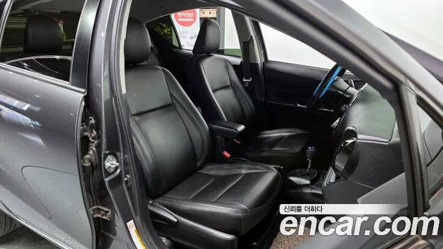 Toyota Prius 2018 — фото 10