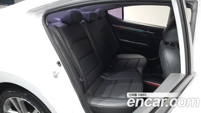 Hyundai AVANTE 2018 — фото 12