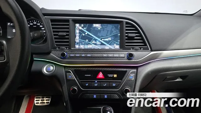 Hyundai AVANTE 2018 — фото 14