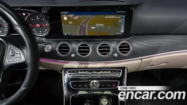 Mercedes-Benz E-Class 2017 — фото 14
