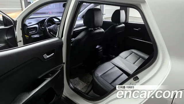 Kia Stonic 2018 — фото 11