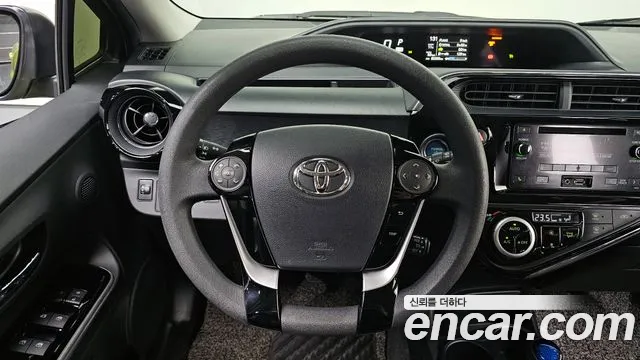 Toyota Prius 2018 — фото 12